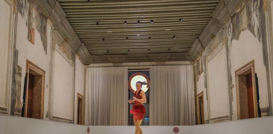 Una pista di ghiaccio in un palazzo veneziano: Olaf Nicolai riflette sul nostro tempo