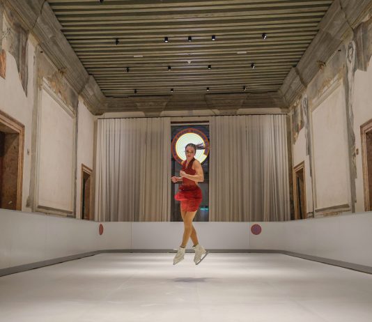 Una pista di ghiaccio in un palazzo veneziano: Olaf Nicolai riflette sul nostro tempo