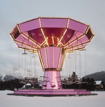 Carsten Höller porta una giostra rosa nel paesaggio innevato di St. Moritz
