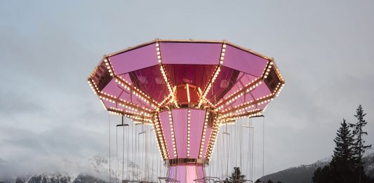Carsten Höller porta una giostra rosa nel paesaggio innevato di St. Moritz