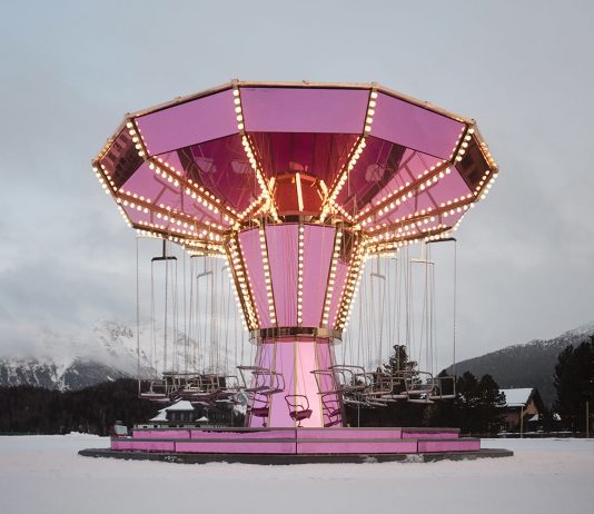 Carsten Höller porta una giostra rosa nel paesaggio innevato di St. Moritz