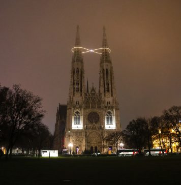 Un segno d’infinito illumina la Votivkirche di Vienna: è la nuova installazione di Billi Thanner