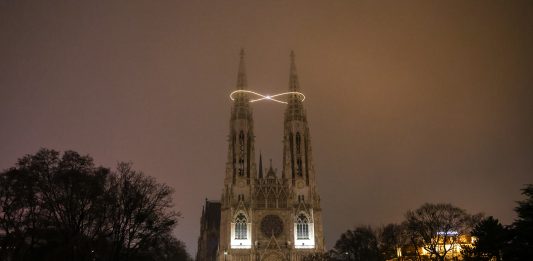 Un segno d’infinito illumina la Votivkirche di Vienna: è la nuova installazione di Billi Thanner