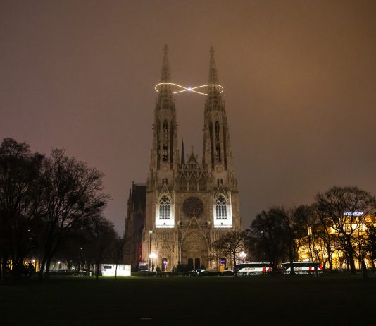 Un segno d’infinito illumina la Votivkirche di Vienna: è la nuova installazione di Billi Thanner