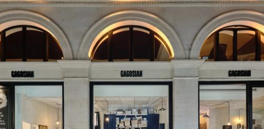 Wes Anderson ha ricreato lo studio dell’artista Joseph Cornell per Gagosian