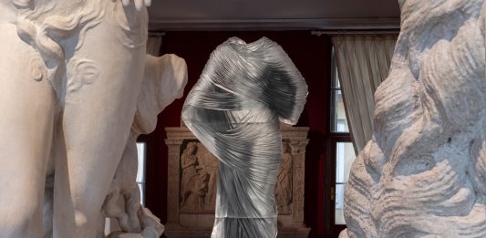 Corpi evanescenti e drappeggi classici: la magia notturna di LaMonte al Museo Correr