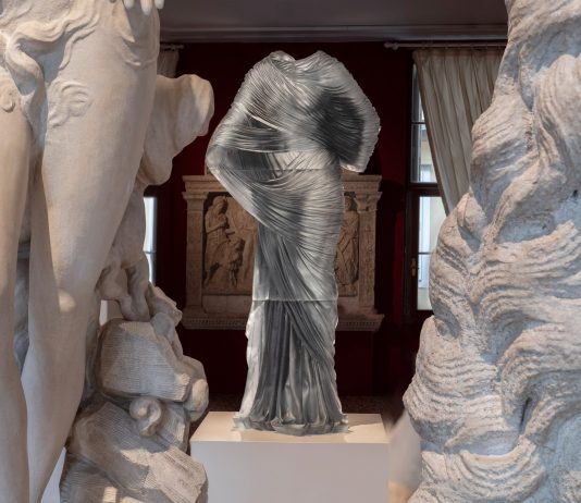 Corpi evanescenti e drappeggi classici: la magia notturna di LaMonte al Museo Correr