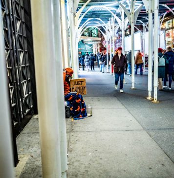 Luci di Natale, ombre d’America: Danny Lyon nella New York in festa