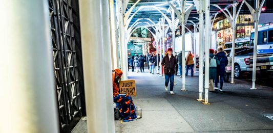 Luci di Natale, ombre d’America: Danny Lyon nella New York in festa