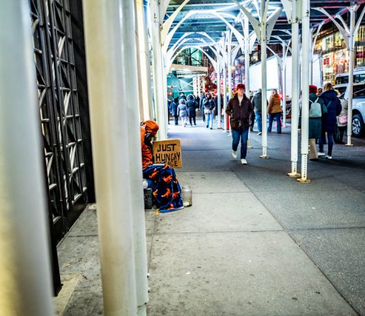 Luci di Natale, ombre d’America: Danny Lyon nella New York in festa