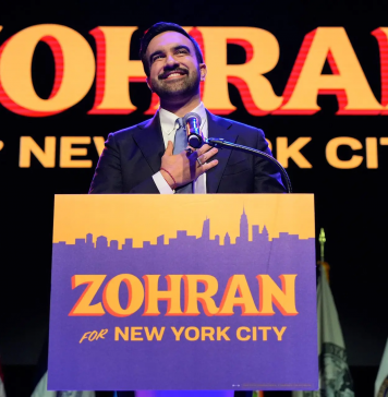 The Mayor is Listening: Zohran Mamdani come Marina Abramovic. La sua “performance” al museo del Queens