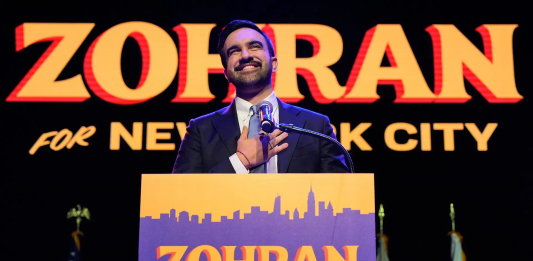 The Mayor is Listening: Zohran Mamdani come Marina Abramovic. La sua “performance” al museo del Queens