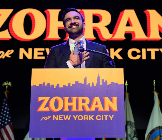 The mayor is listening: Zohran Mamdani come Marina Abramovic. La sua “performance” al museo del Queens