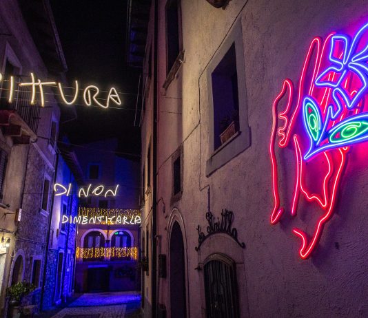 Le strade di Pescasseroli si illuminano con le opere di Matteo Fato