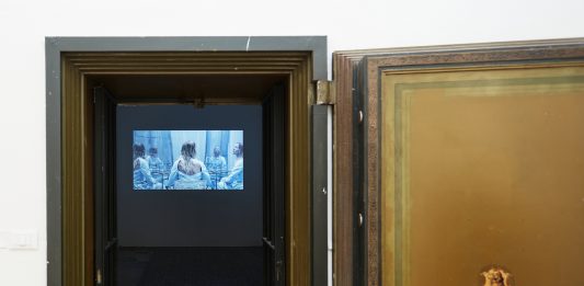 Le anamorfosi materiche di Dorota Gawęda & Eglė Kulbokaitė, a Brescia