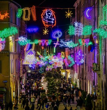 Mimmo Paladino accende il centro di Perugia con le luminarie d’artista