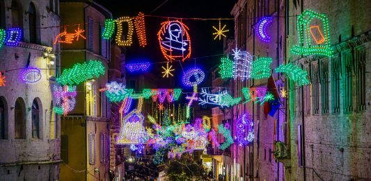 Mimmo Paladino accende il centro di Perugia con le luminarie d’artista