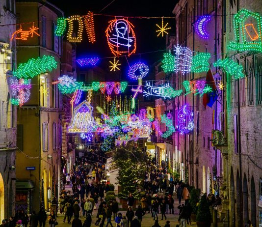 Mimmo Paladino accende il centro di Perugia con le luminarie d’artista