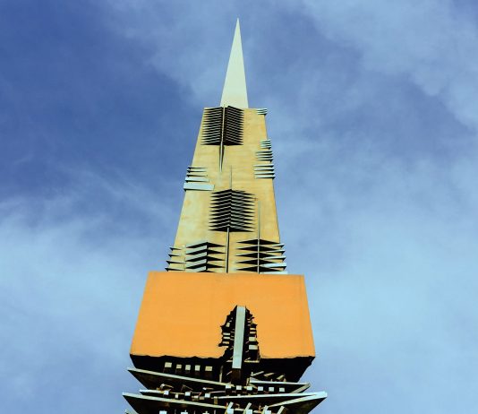 La Lancia di Luce di Arnaldo Pomodoro, nascita di un’opera monumentale Arnaldo Pomodoro lancia luce