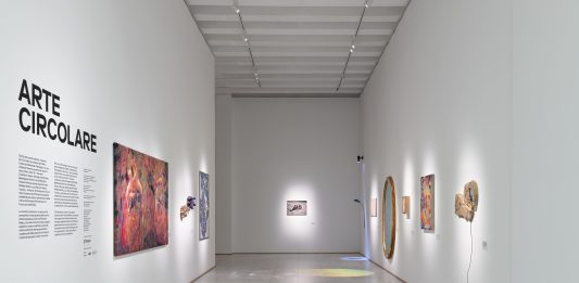 La plastica riciclata può diventare arte? Le sperimentazioni di 10 artisti emergenti