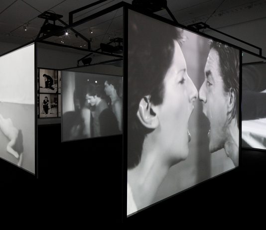 Le molte vite di Marina Abramovic in mostra a Vienna: intervista alla curatrice