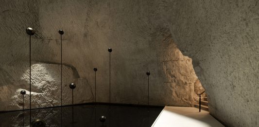 Julian Charrière porta il suono dell’oceano nelle cave di gesso della Champagne francese Julian Charrière