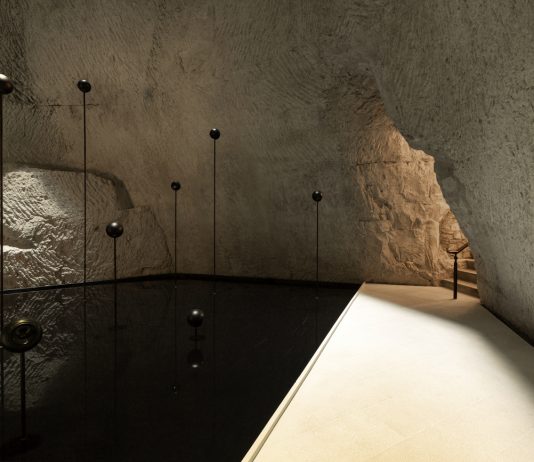 Julian Charrière porta il suono dell’oceano nelle cave di gesso della Champagne francese Julian Charrière