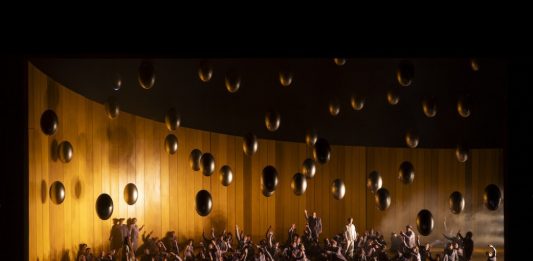 Il Lohengrin di Michieletto ci ricorda che solo l’imperfezione è umanissima