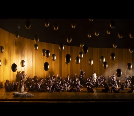 Il Lohengrin di Michieletto ci ricorda che solo l’imperfezione è umanissima