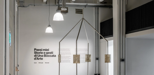 Paesi miei: l’arte contemporanea nei borghi, raccontata in una mostra Paesi miei. Storie e gesti di Una Boccata d'Arte, veduta della mostra, Manifattura Tabacchi, Firenze, 2025, Ph. Leonardo Morfini