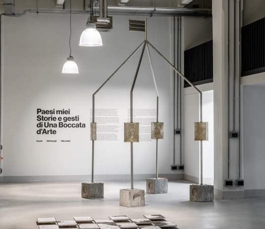 Paesi miei: l’arte contemporanea nei borghi, raccontata in una mostra Paesi miei. Storie e gesti di Una Boccata d'Arte, veduta della mostra, Manifattura Tabacchi, Firenze, 2025, Ph. Leonardo Morfini