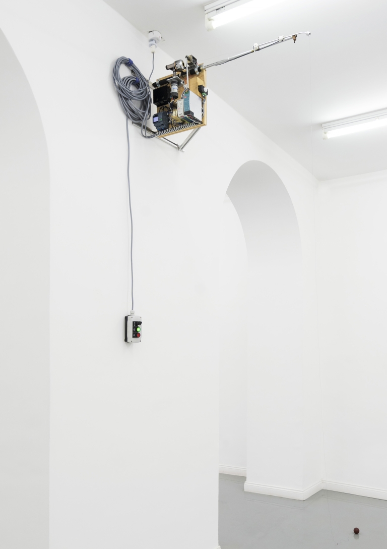 Rise and Fall, 2025, veduta della mostra, Galleria Fonti, Napoli. Ph. Amedeo Benestante