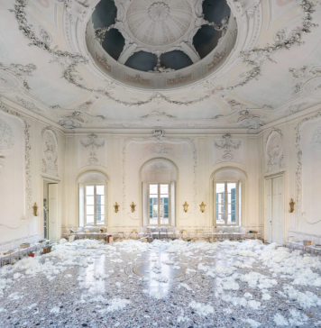 Tranciati, sovrascritti, abrasi: i libri di Stefano Arienti in mostra a Parma