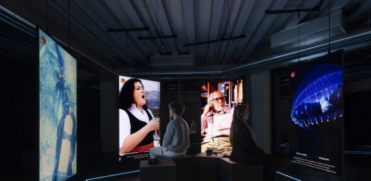 Hito Steyerl trasforma l’Osservatorio di Fondazione Prada a Milano in una dimensione fantascientifica hito steyerl