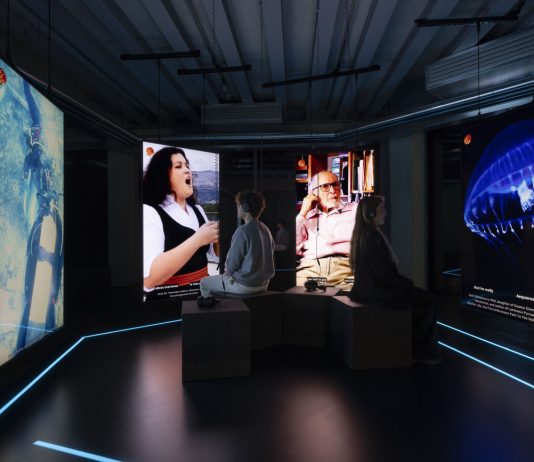 Hito Steyerl trasforma l’Osservatorio di Fondazione Prada a Milano in una dimensione fantascientifica hito steyerl