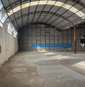 Uno studio di artisti reinterpreta l’ex spazio industriale di cap napoli est