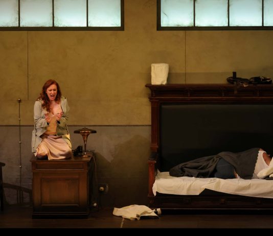 La Scala in stato d’assedio: Lady Macbeth fra glamour e scintille politiche