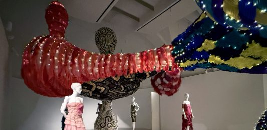 Joana Vasconcelos dialoga con Valentino nella nuova mostra da PM23 a Roma