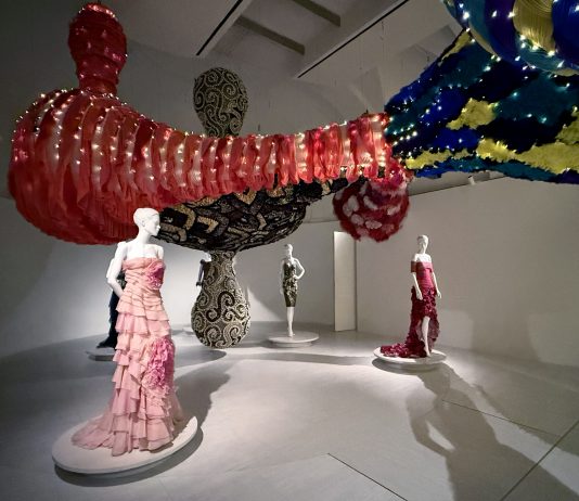 Joana Vasconcelos dialoga con Valentino, nella nuova mostra da PM23 a Roma