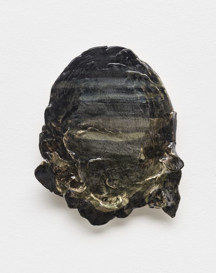 3. QUASI ALBA di Nazzarena Poli Maramotti, 2025, ceramica smaltata, 27x22 cm. Ph. Carlo Favero