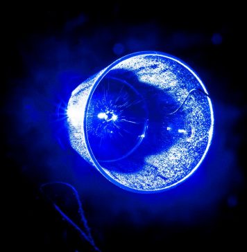 Allo Spazio SLAP di Milano c’è una mostra in cui si scompare nella luce