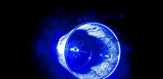 Allo Spazio SLAP di Milano c’è una mostra in cui si scompare nella luce