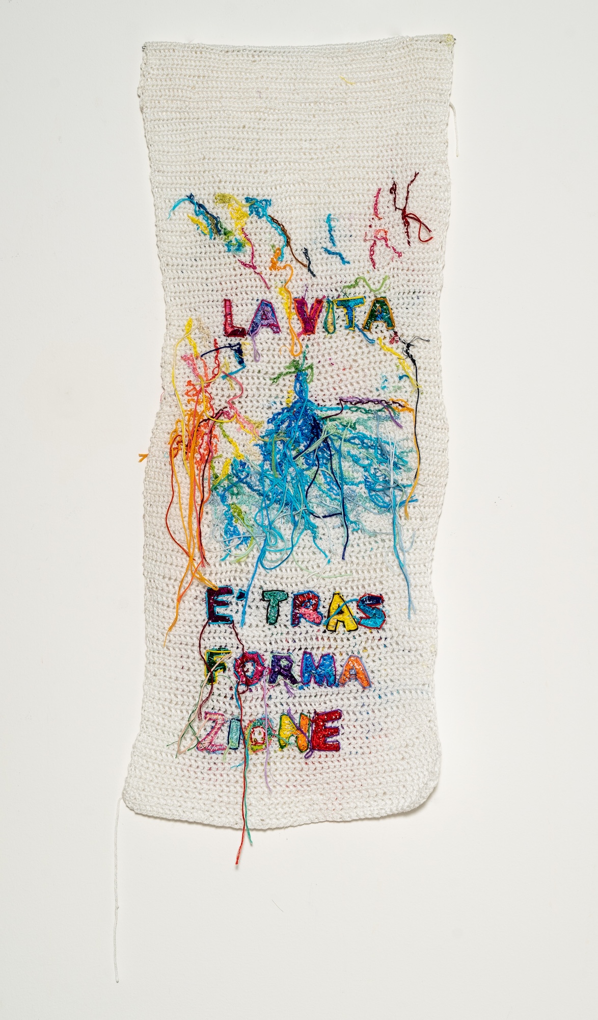 Alice Voglino La vita è trasformazione, 2024, cotone lavorato all’uncinetto e fili da ricamo, cm 74x30