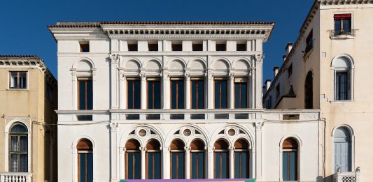 La nuova mostra di Scuola Piccola Zattere è un intreccio di suono, corpo e pratiche collettive