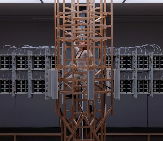 Cori angelici e intelligenza artificiale in una mostra al KW di Berlino