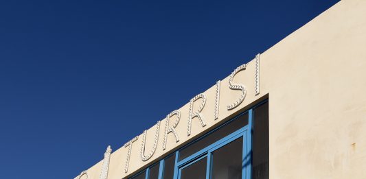 In Puglia, uno storico lido balneare si apre all’arte e alla creatività Lido Turrisi