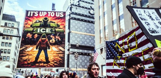 New York, folla in marcia sulla Fifth Avenue dopo l’uccisione di Renee Good Francesca Magnani, New York, 11 gennaio 2025