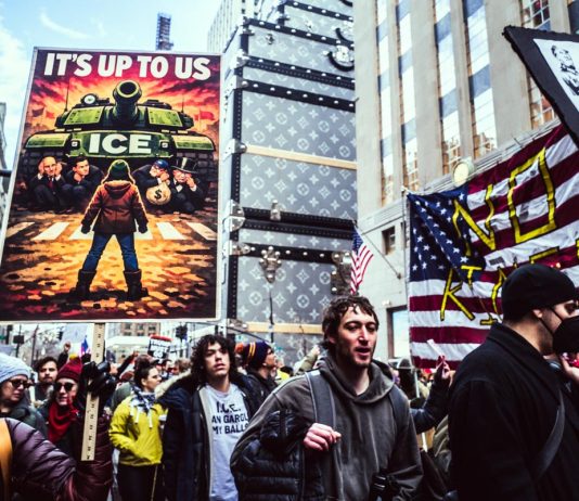 New York, folla in marcia sulla Fifth Avenue dopo l’uccisione di Renee Good Francesca Magnani, New York, 11 gennaio 2025