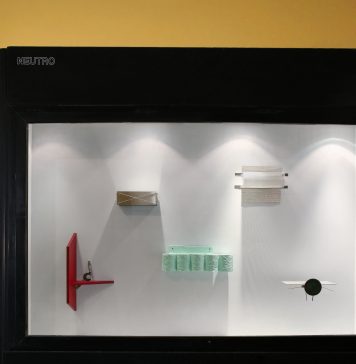 Nelle vetrine di Neutro, le mensole vanno in crisi: la mostra di Zaven a Reggio Emilia