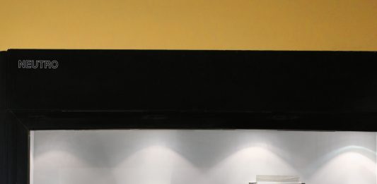 Nelle vetrine di Neutro, le mensole vanno in crisi: la mostra di Zaven a Reggio Emilia